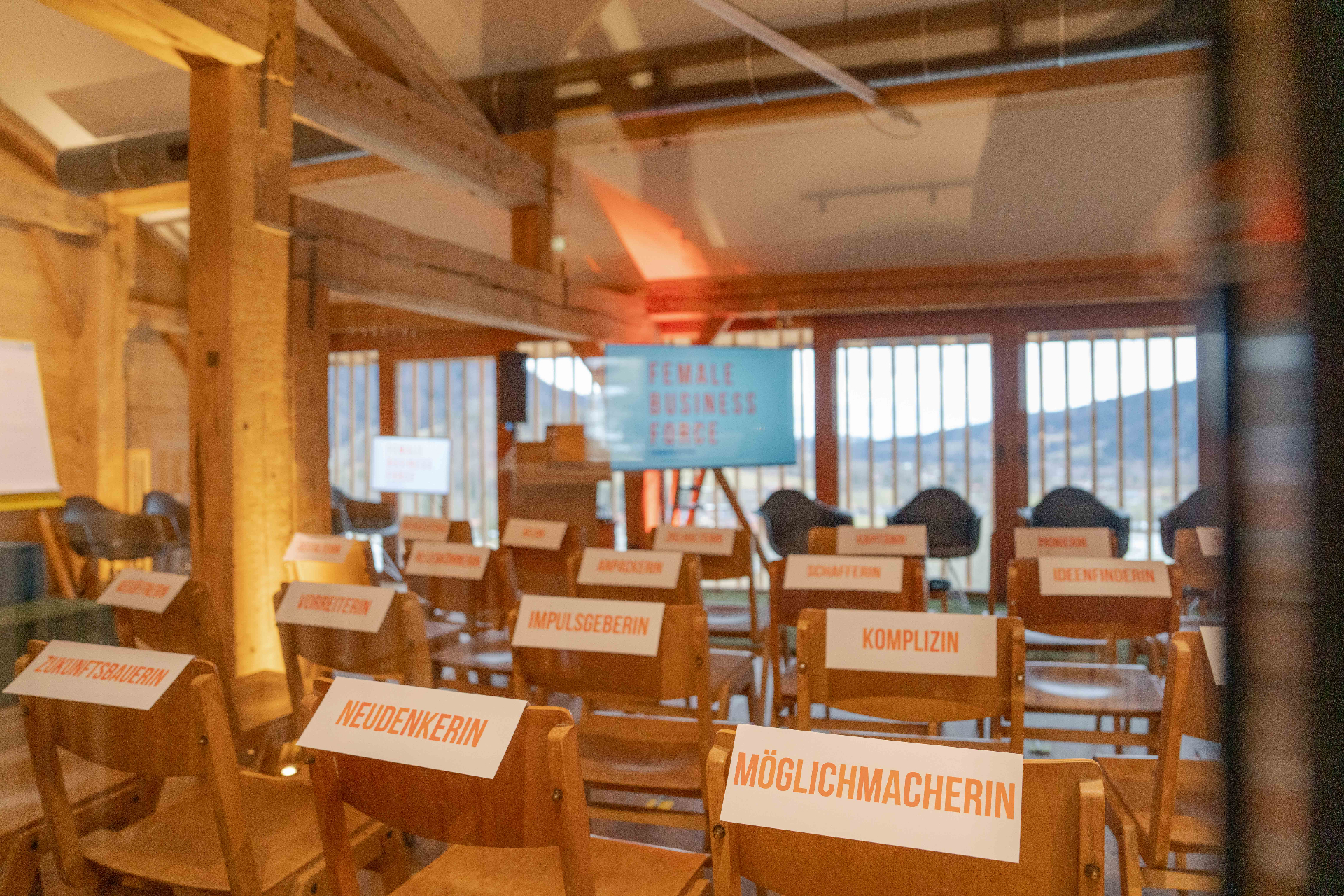 Bestuhlung mit den Rollen-Schildern der Teilnehmerinnen