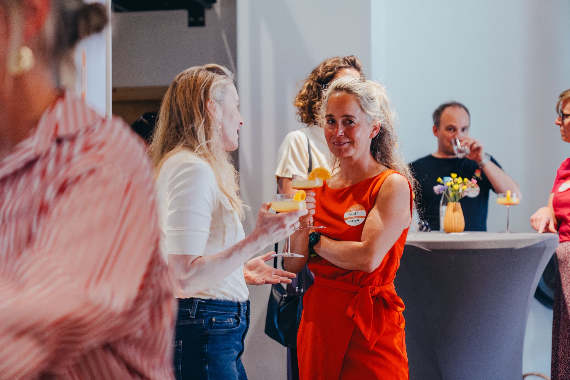 Teilnehmerin im roten Kleid beim Brunch