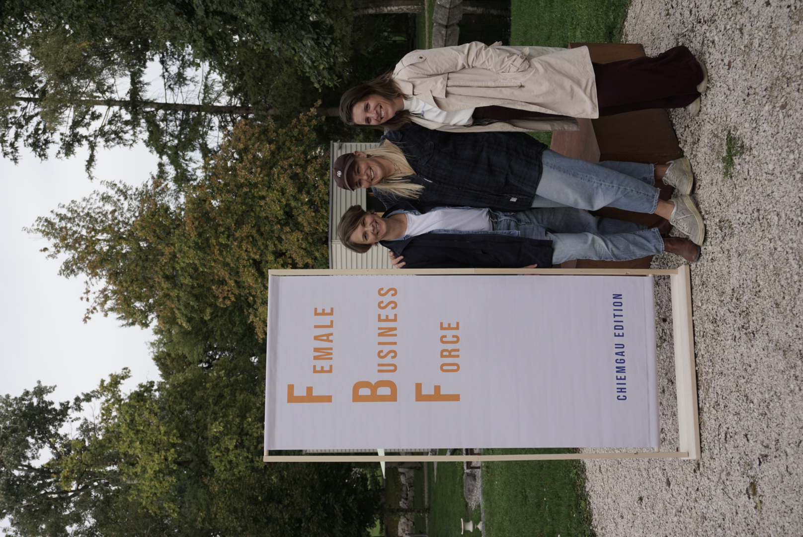Gastgeberinnen neben dem Female Business Force Banner