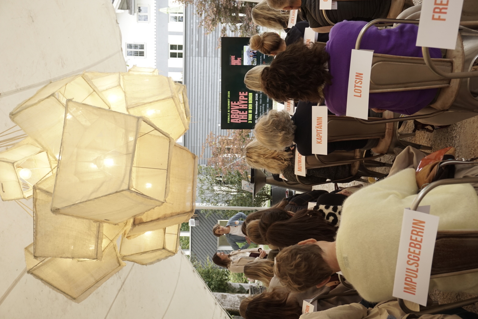 Vorstellung des Female AI Summit vor dem Publikum