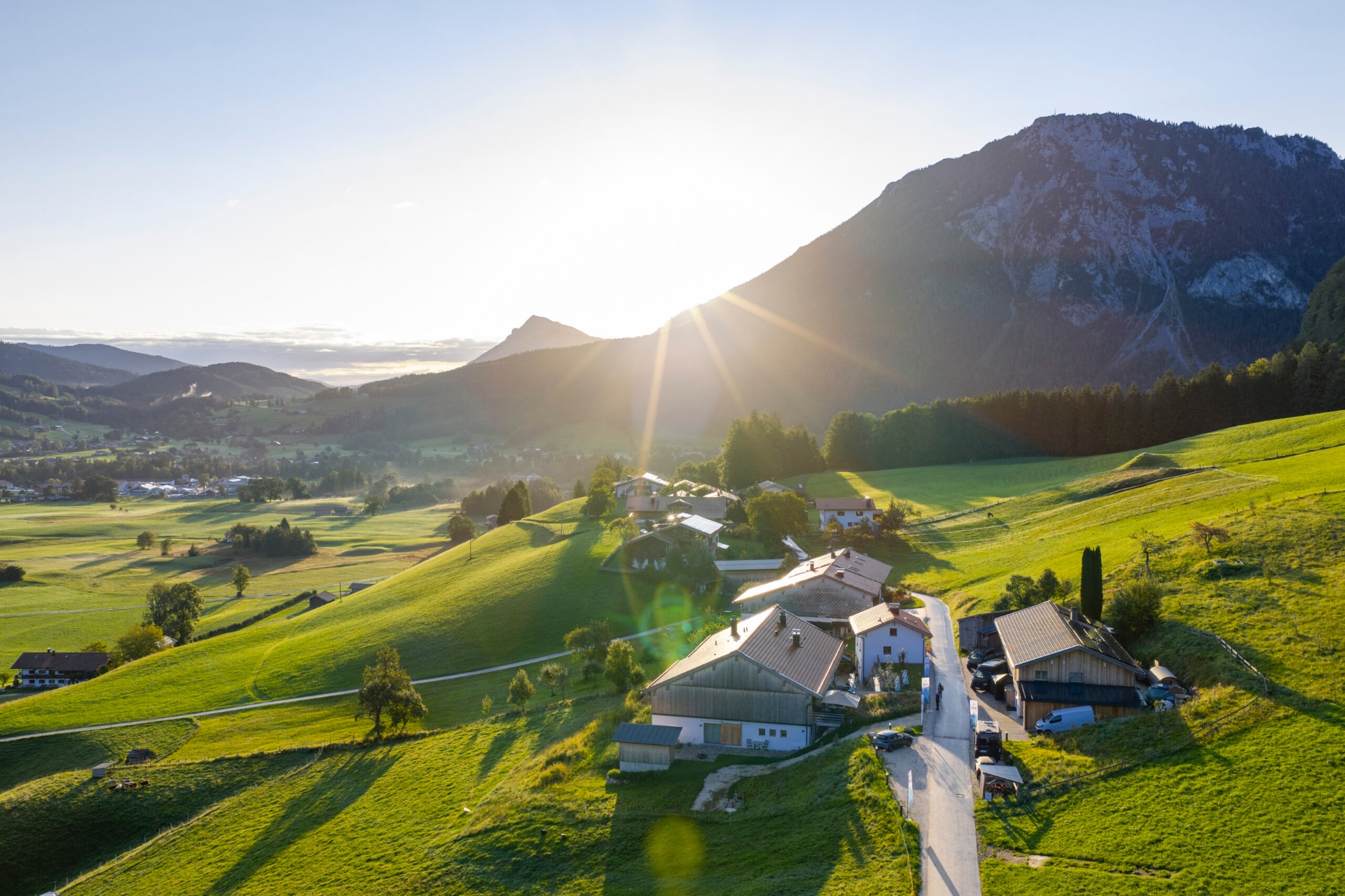 WANDL Klausmeisterhof aus der Vogelperspektive — idyllisch im Chiemgau gelegen